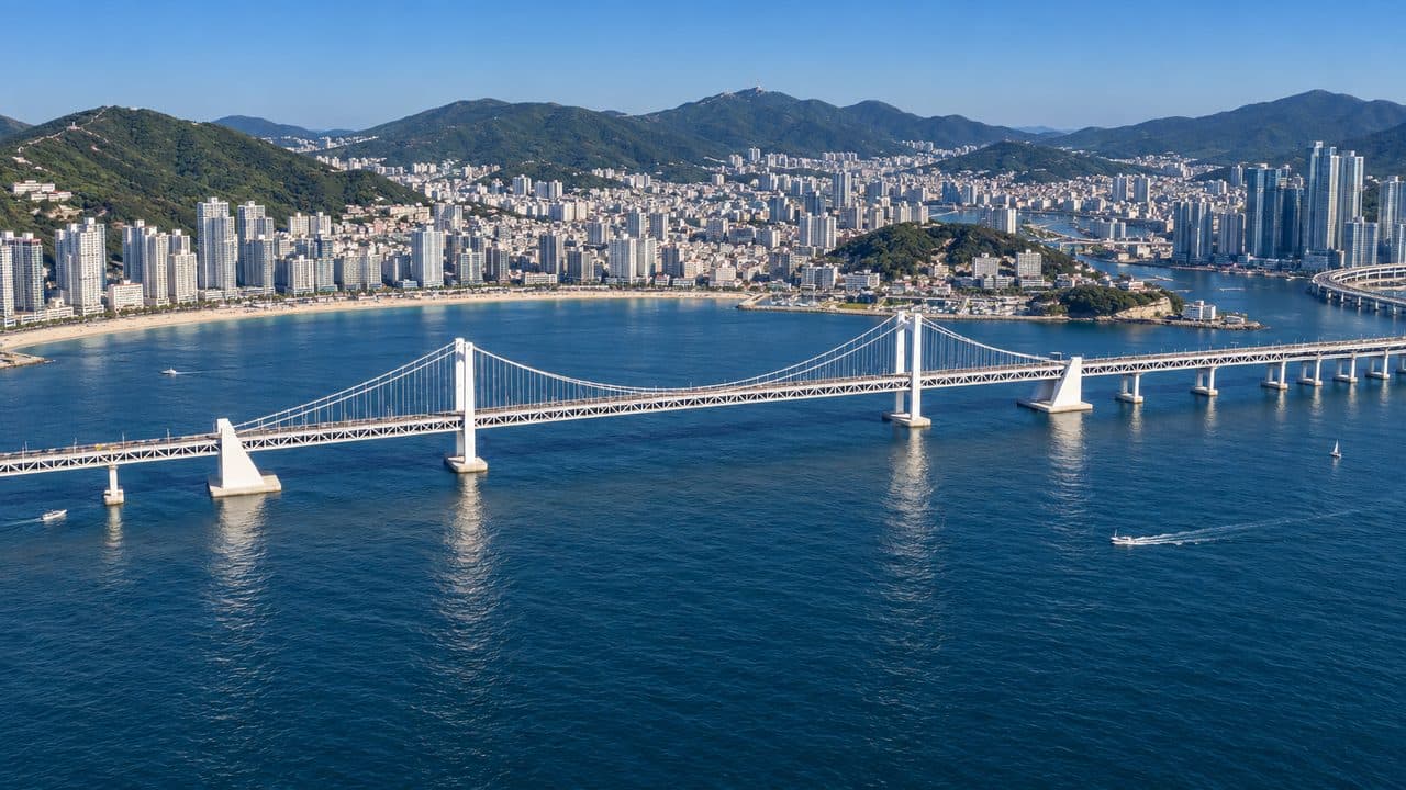 하늘에서 본 광안대교와 부산 해안