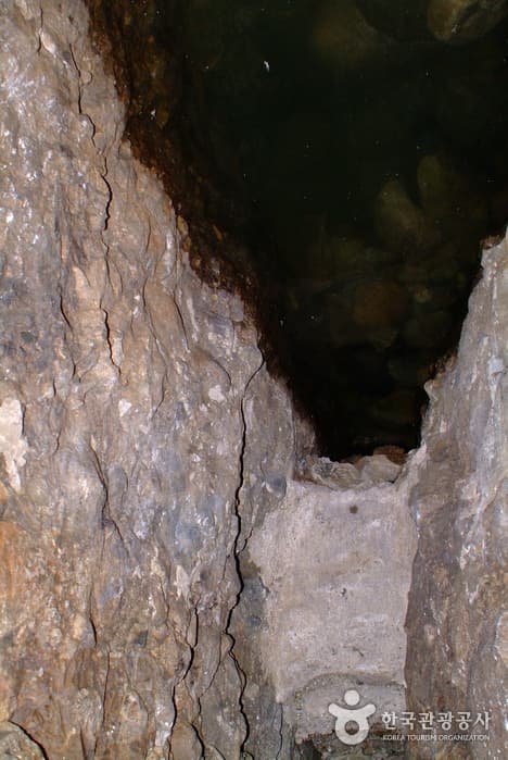 Maisan Hwaeomgul Cave (마이산 화엄굴)