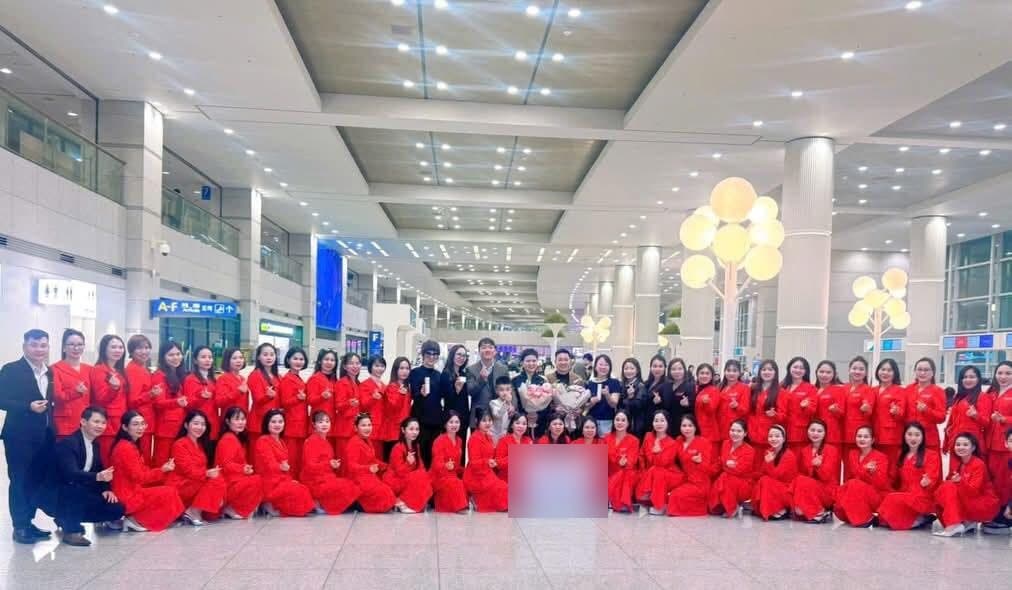 Đoàn khách BT TOUR tại nhà ga sân bay