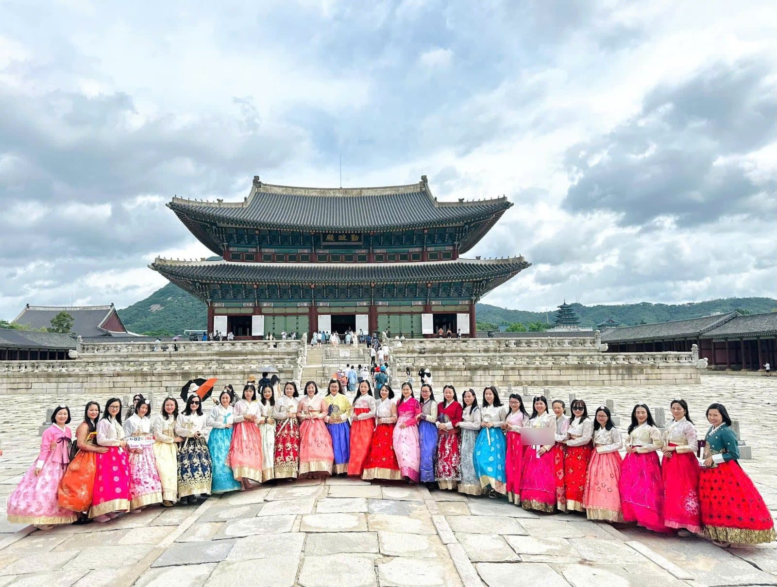 คณะนักท่องเที่ยว BT TOUR สวมชุดฮันบกที่พระราชวังในโซล