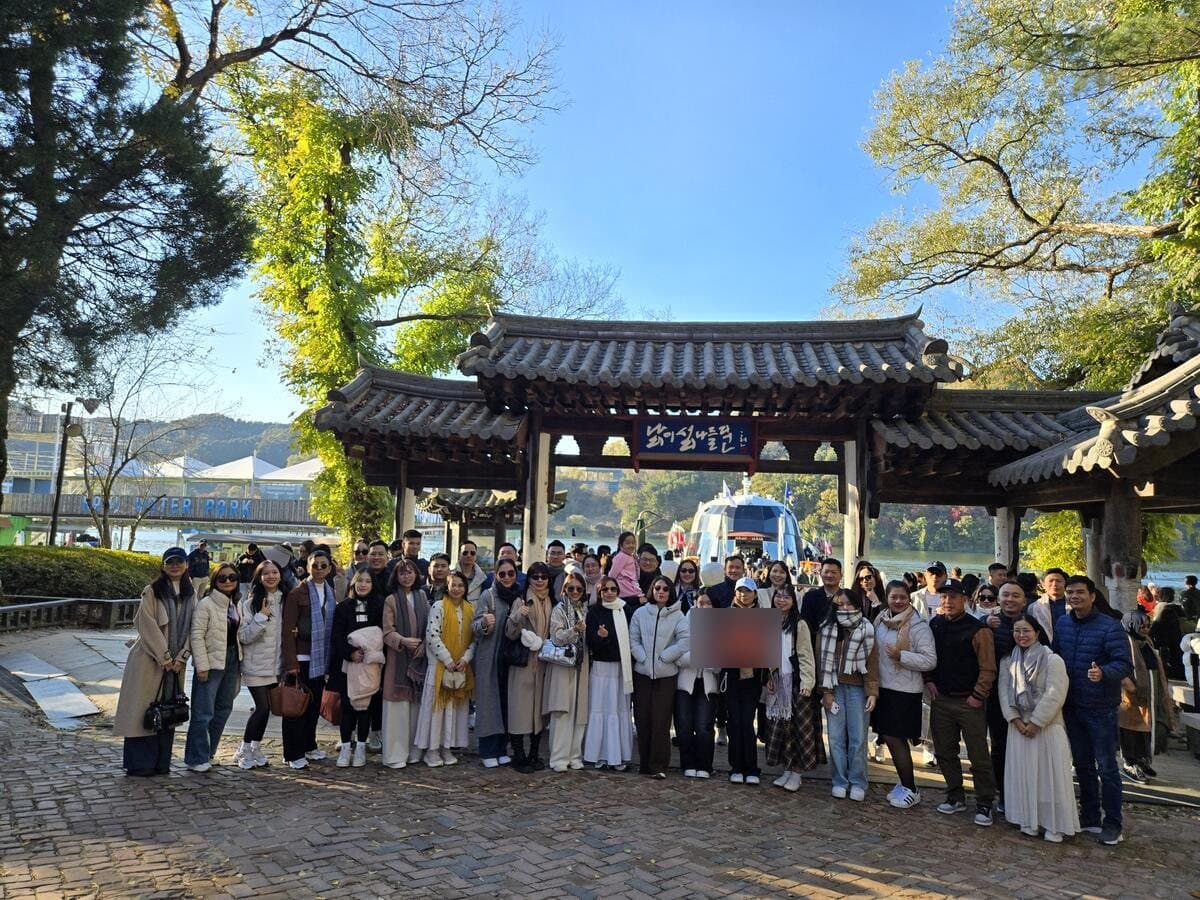 Đoàn khách BT TOUR trước cổng đảo Nami, phía sau là phà