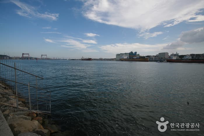 Migration Site of Gray Whales of Ulsan (울산 귀신고래 회유해면)