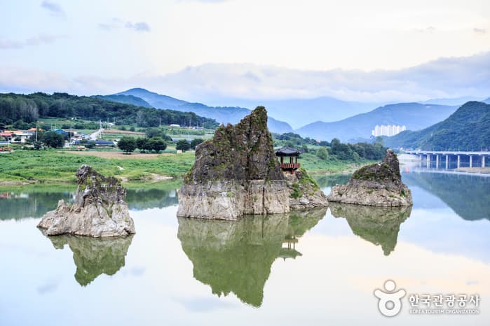 Dodamsambong Peaks (도담삼봉)